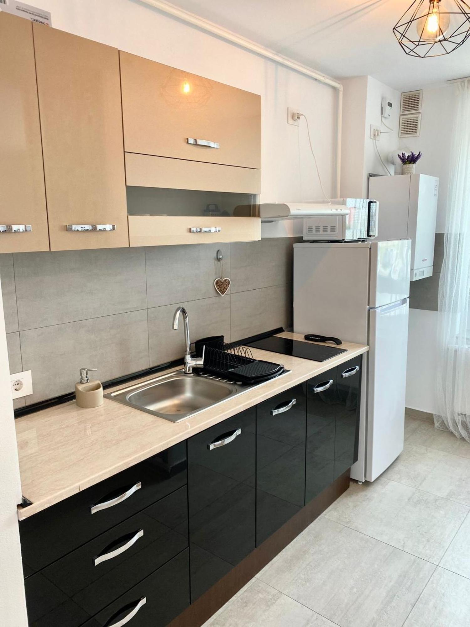 Jad - Luxury 3 & 2 In Kasper, Near Coresi Mall Apartment *