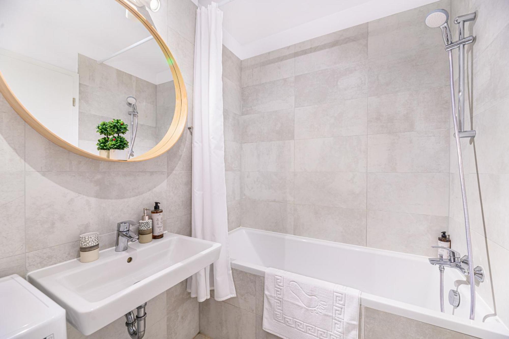 Jad - Luxury 3 & 2 In Kasper, Near Coresi Mall Apartment *