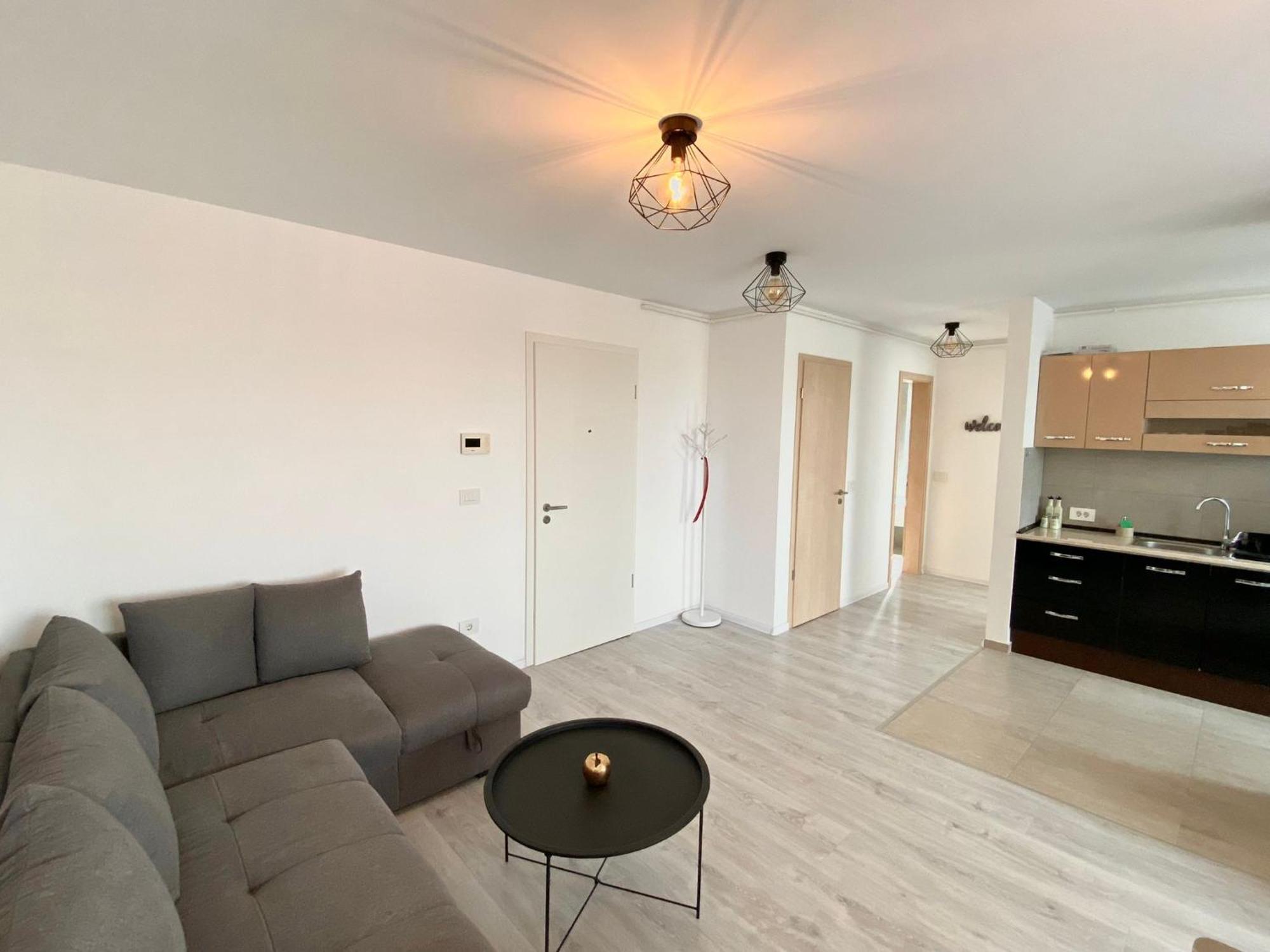 Jad - Luxury 3 & 2 In Kasper, Near Coresi Mall Apartment *