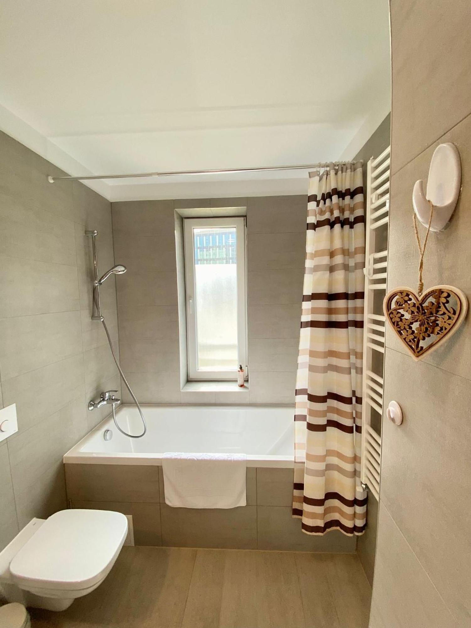 Jad - Luxury 3 & 2 In Kasper, Near Coresi Mall * Brasov