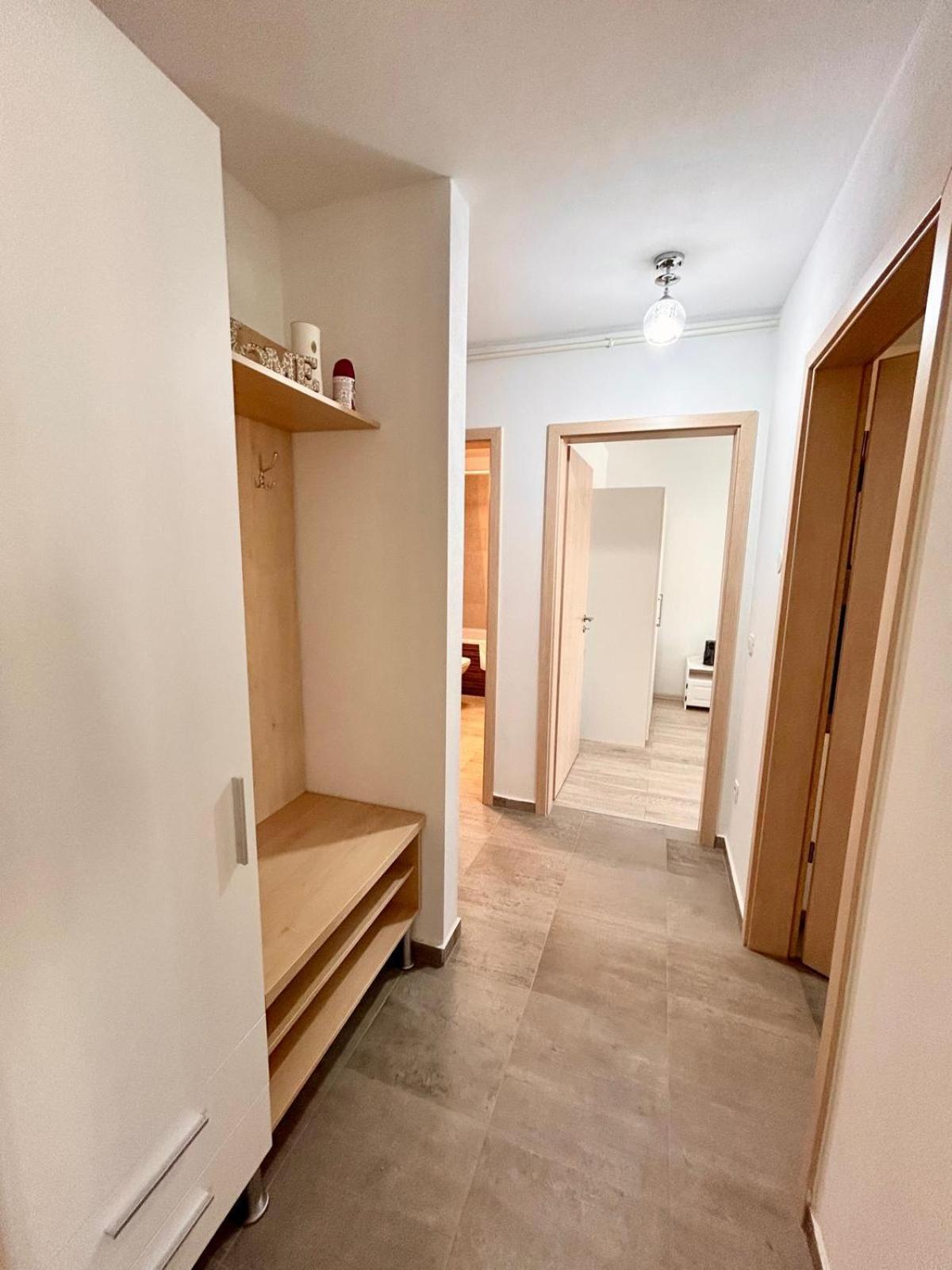 Jad - Luxury 3 & 2 In Kasper, Near Coresi Mall Apartment