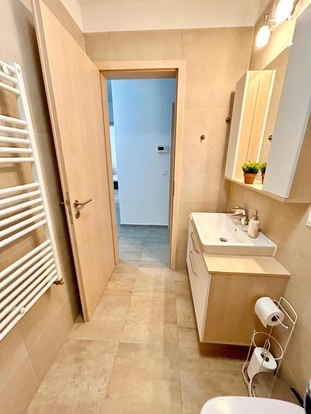 Jad - Luxury 3 & 2 In Kasper, Near Coresi Mall *