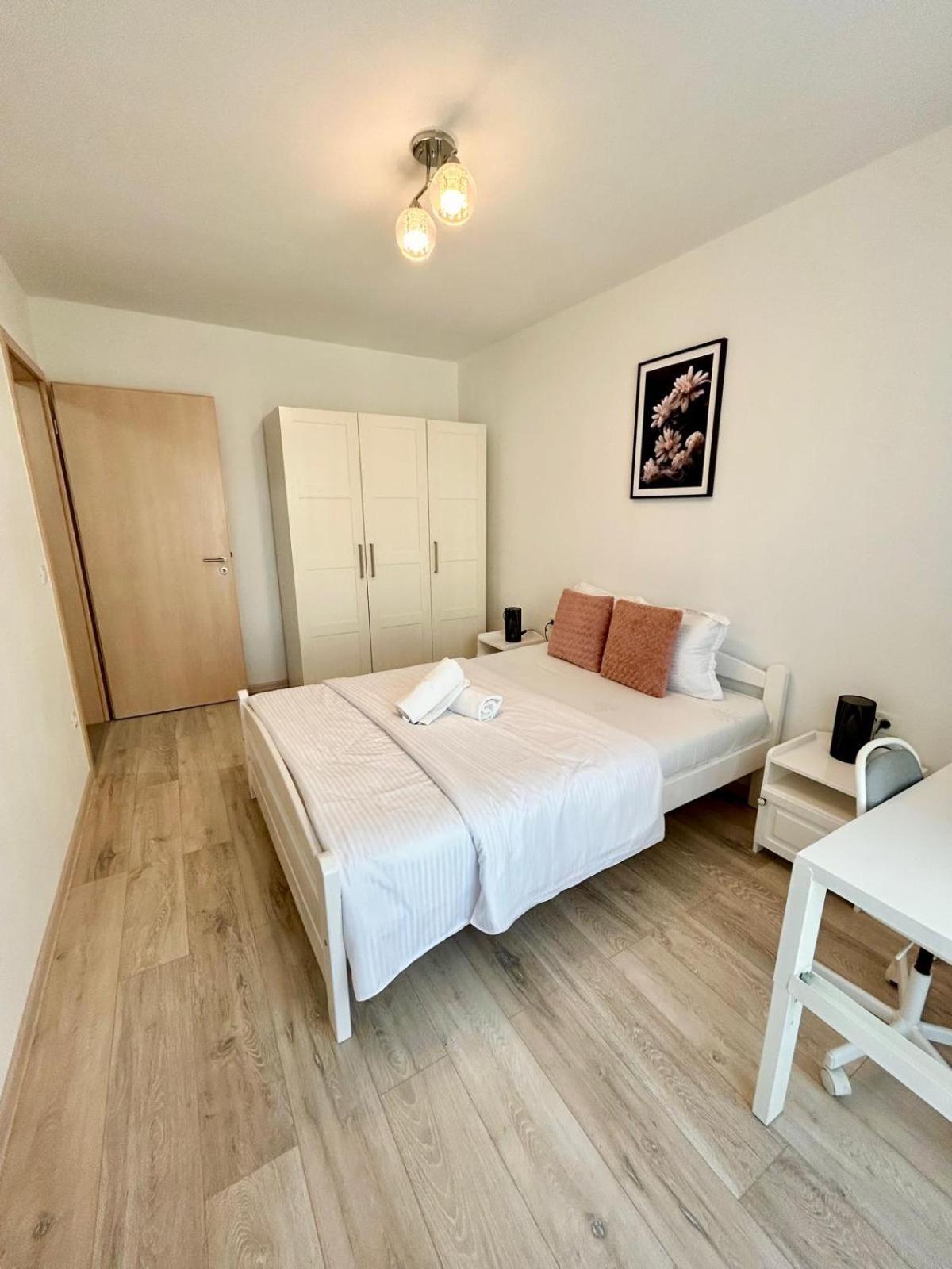Jad - Luxury 3 & 2 In Kasper, Near Coresi Mall