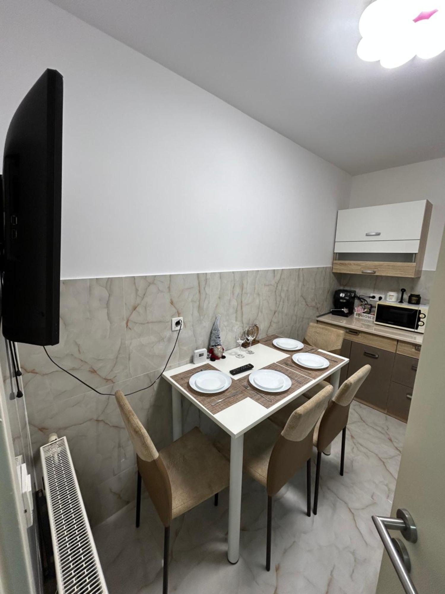 Apartment Jad - Luxury 3 & 2 In Kasper, Near Coresi Mall