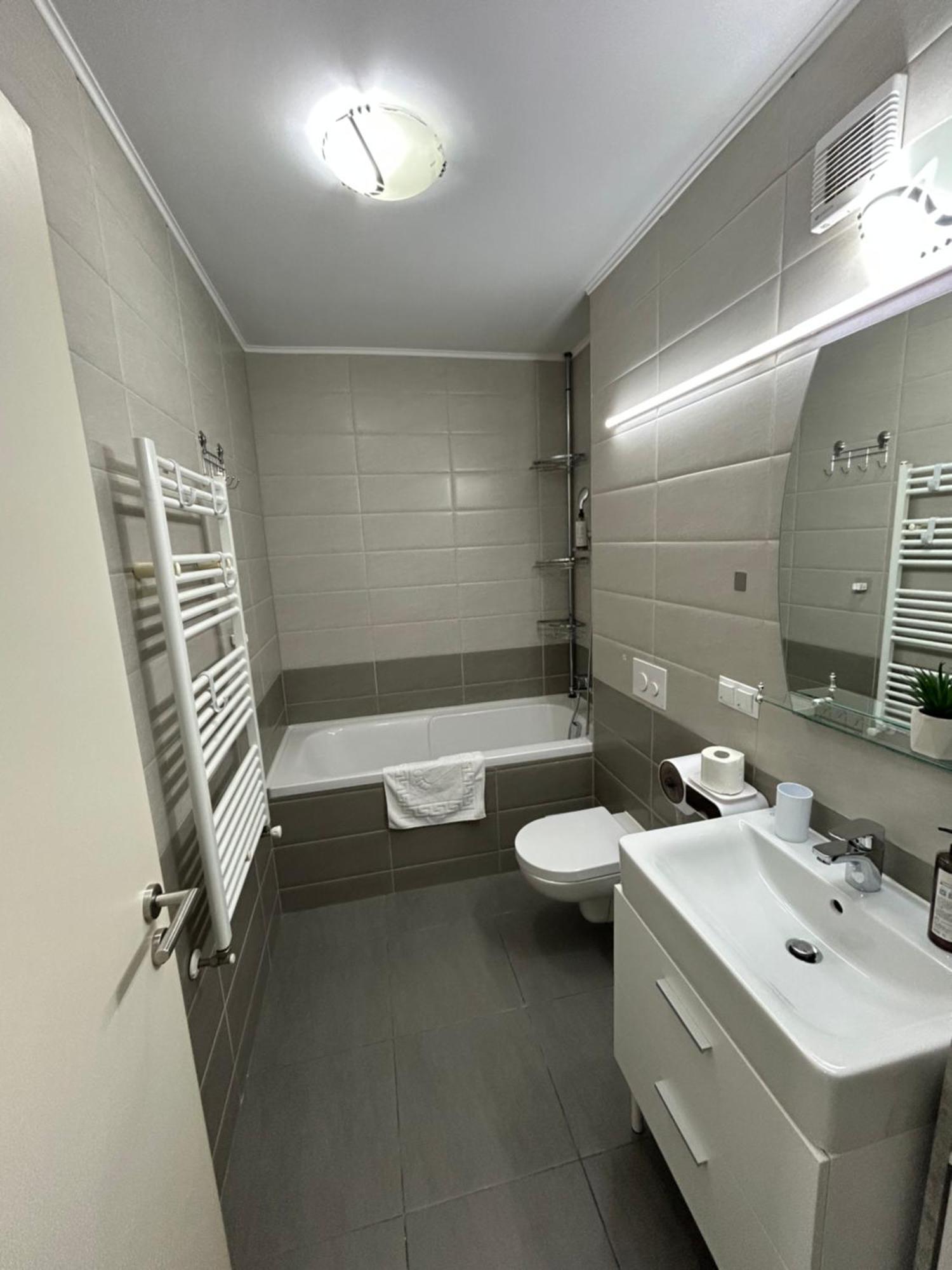 Jad - Luxury 3 & 2 In Kasper, Near Coresi Mall Apartment *