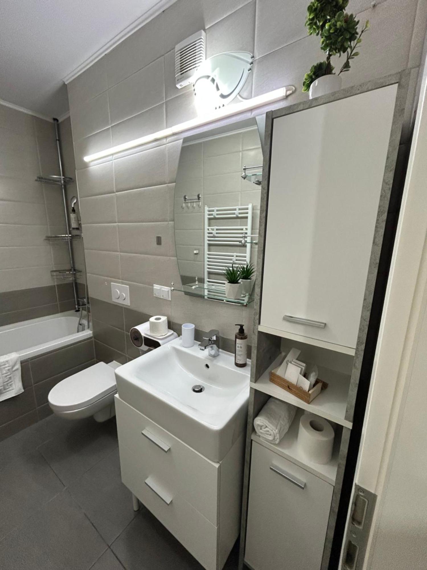 Apartment Jad - Luxury 3 & 2 In Kasper, Near Coresi Mall *