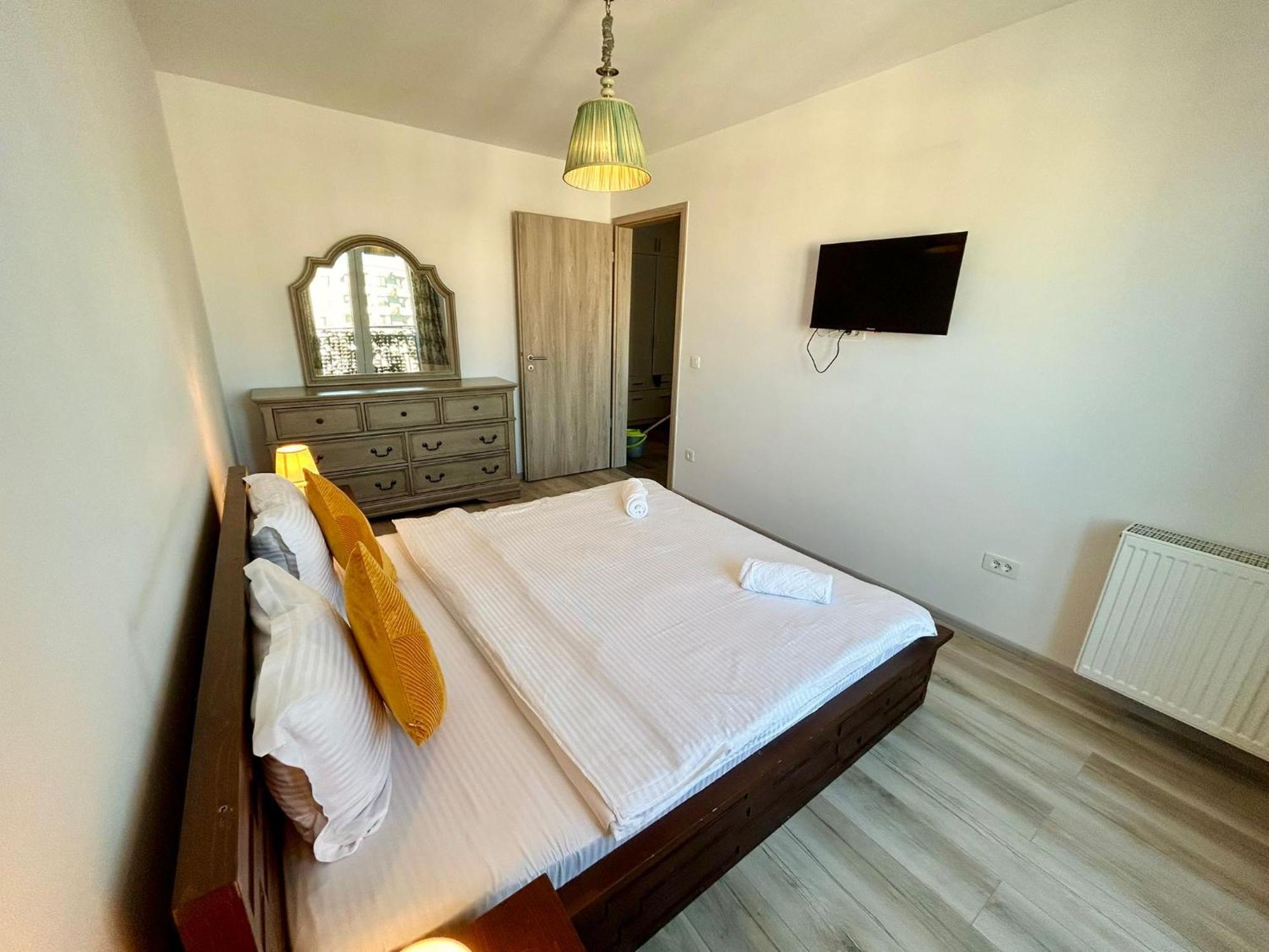 Jad - Luxury 3 & 2 In Kasper, Near Coresi Mall Apartment *
